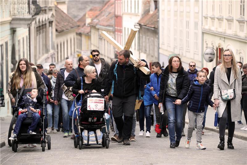 Dolazak Saše Pavlića s križem iz Rijeke pred Vladu RH