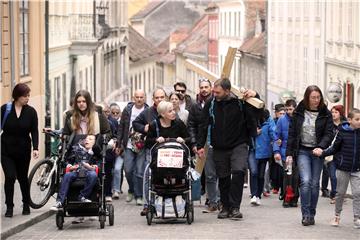 Dolazak Saše Pavlića s križem iz Rijeke pred Vladu RH