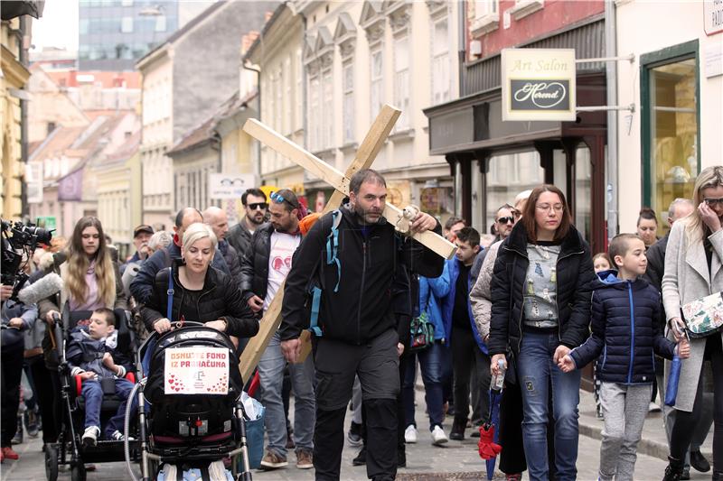 Dolazak Saše Pavlića s križem iz Rijeke pred Vladu RH