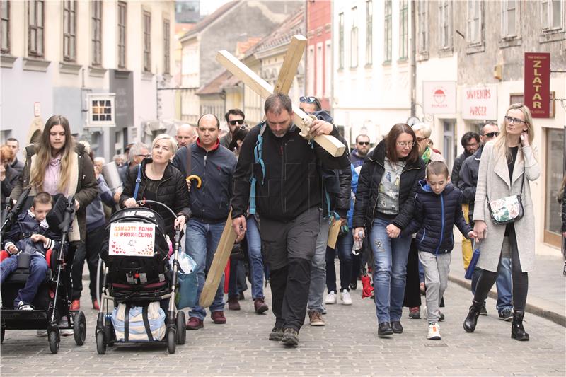 Dolazak Saše Pavlića s križem iz Rijeke pred Vladu RH