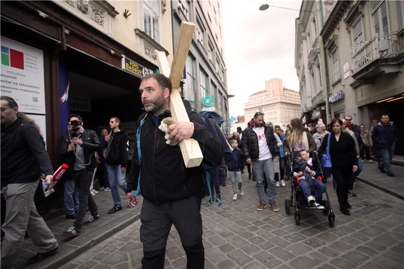 Dolazak Saše Pavlića s križem iz Rijeke pred Vladu RH