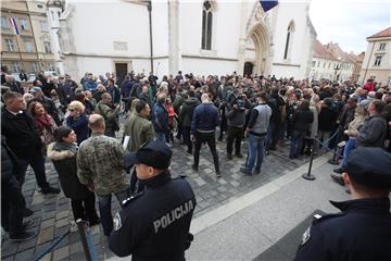 Dolazak Saše Pavlića s križem iz Rijeke pred Vladu RH