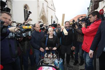 Dolazak Saše Pavlića s križem iz Rijeke pred Vladu RH