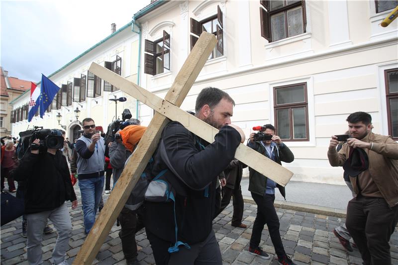 Dolazak Saše Pavlića s križem iz Rijeke pred Vladu RH