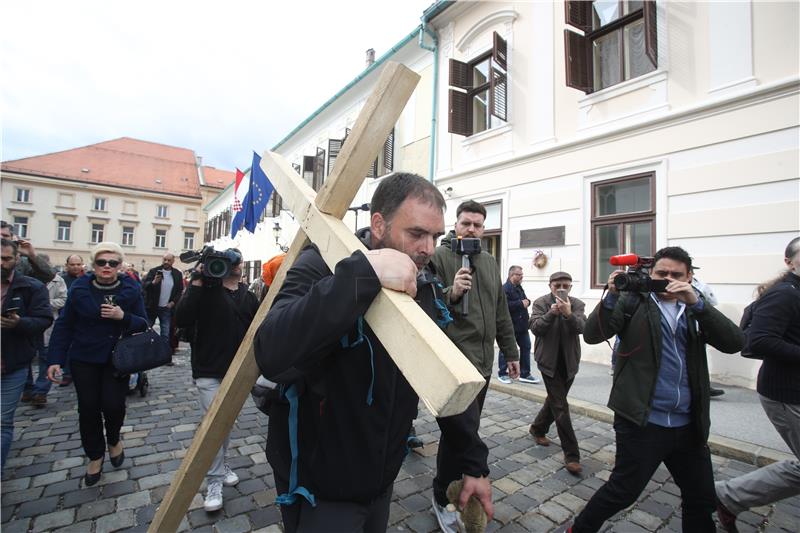 Dolazak Saše Pavlića s križem iz Rijeke pred Vladu RH