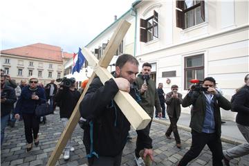 Dolazak Saše Pavlića s križem iz Rijeke pred Vladu RH