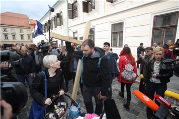 Dolazak Saše Pavlića s križem iz Rijeke pred Vladu RH