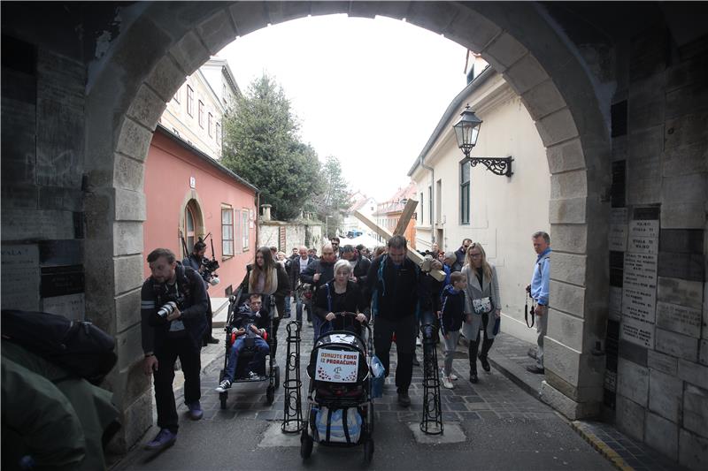 Dolazak Saše Pavlića s križem iz Rijeke pred Vladu RH