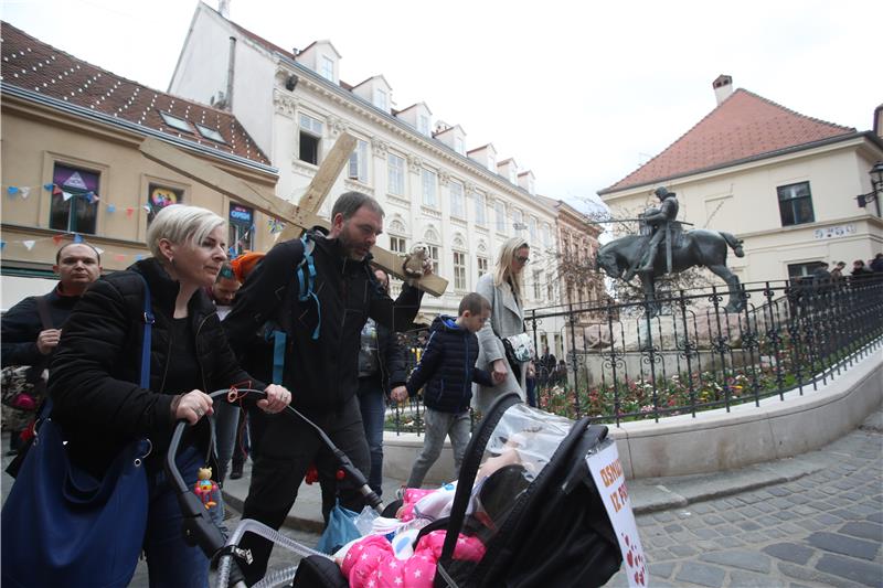 Dolazak Saše Pavlića s križem iz Rijeke pred Vladu RH