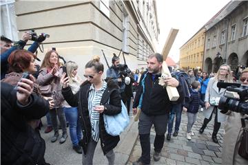 Čovjek s križem stigao na Markov trg, u tijeku sastanak s Plenkovićem