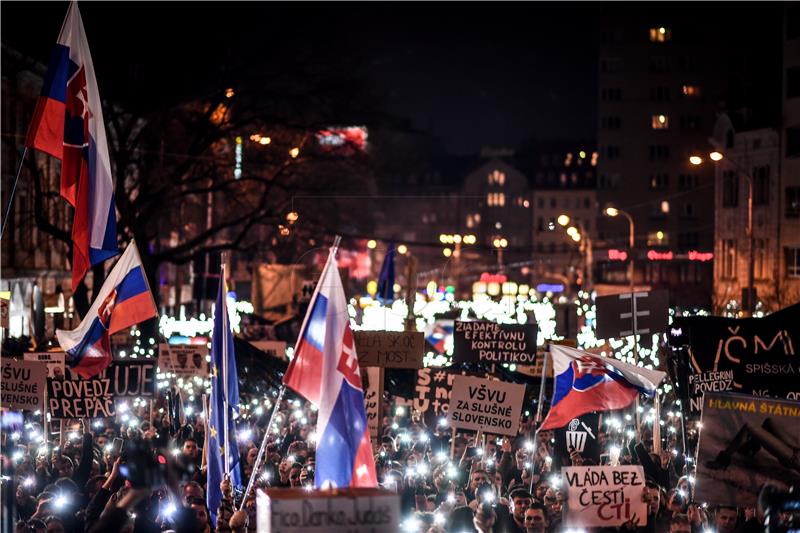 Slovaci na prosvjedima traže ostavku ravnatelja policije