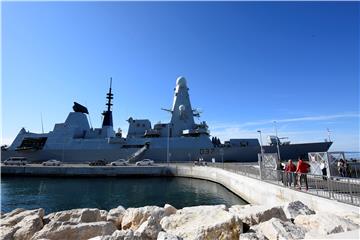  Britanski razarač HMS DUNCAN u posjetu  Splitu