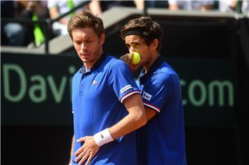 Davis Cup: Francuzi na korak do polufinala, vode 2-1 u Genovi