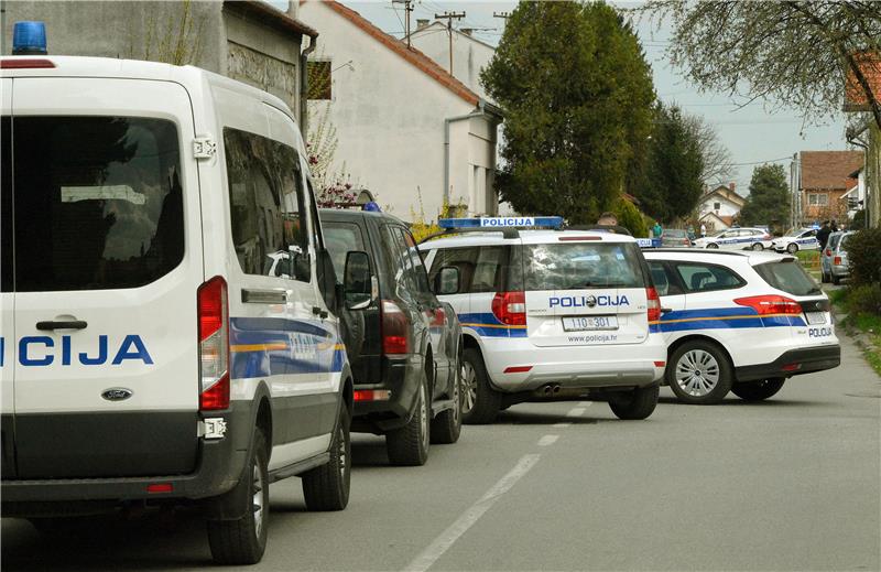 Slavonski Brod: Policija okružila kuću u koju se zatvorio naoružani muškarac