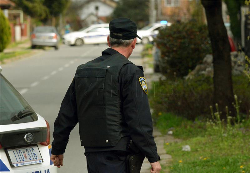 Slavonski Brod: Policija okružila kuću u koju se zatvorio naoružani muškarac