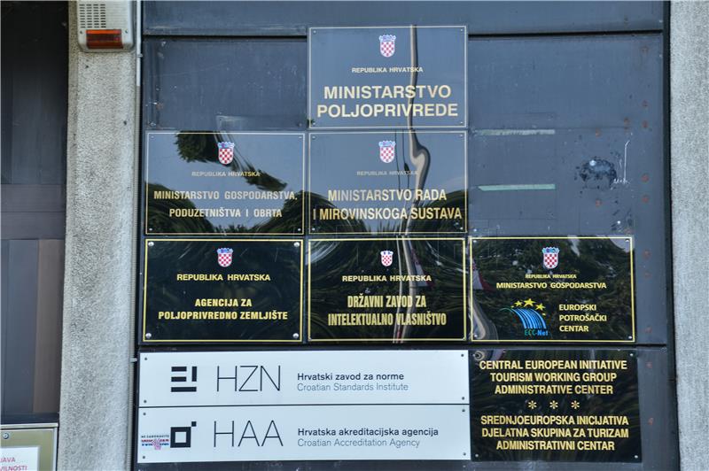 Ministarstvo: Zbog korodiranja poklopca povlače se "K plus feferoni" u staklenkama