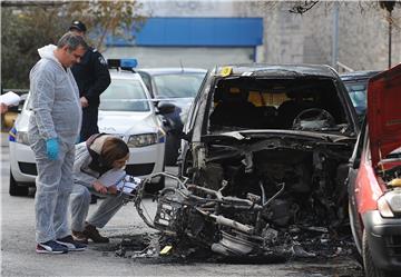 Izgorio automobil i motorkotač, drugi automobil nagorio