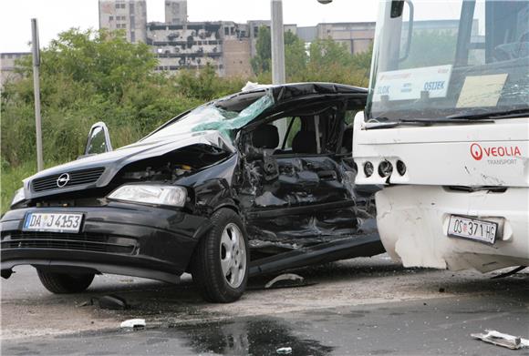 Stari Jankovci: U sudaru s autobusom poginuo 72-godišnji vozač automobila