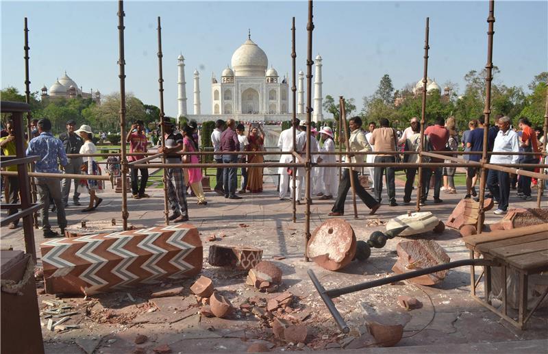 U oluji oštećena dva tornja na ulazu u Taj Mahal