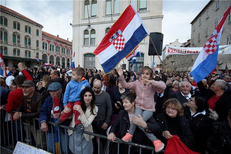 Prosvjed građanske inicijative 'Hrvatska protiv Istanbulske konvencije' na splitskoj Rivi