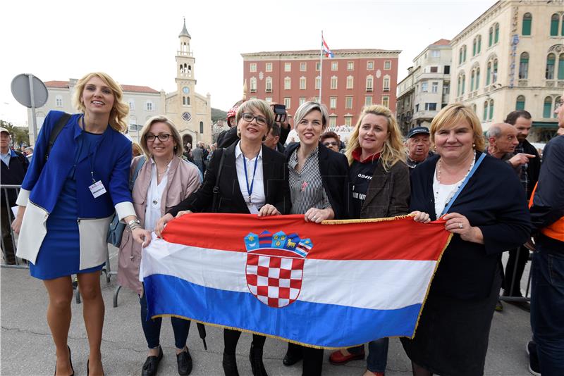 Prosvjed građanske inicijative 'Hrvatska protiv Istanbulske konvencije' na splitskoj Rivi