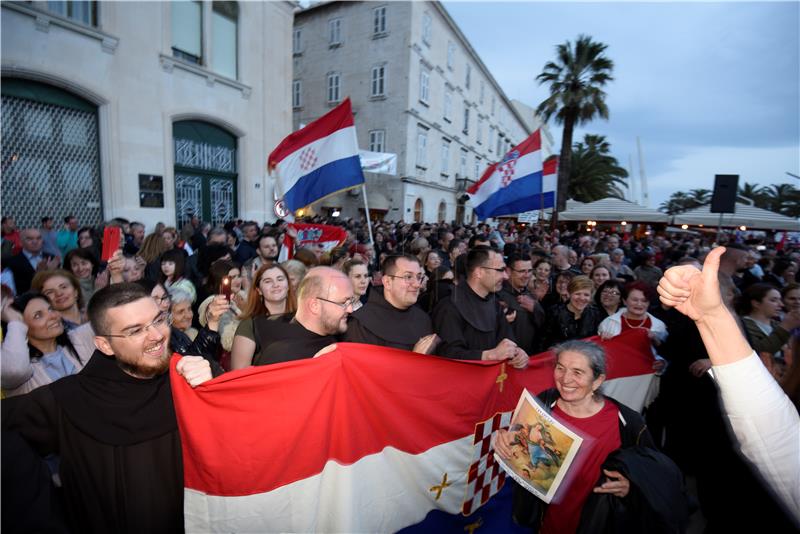 Prosvjed građanske inicijative 'Hrvatska protiv Istanbulske konvencije' na splitskoj Rivi