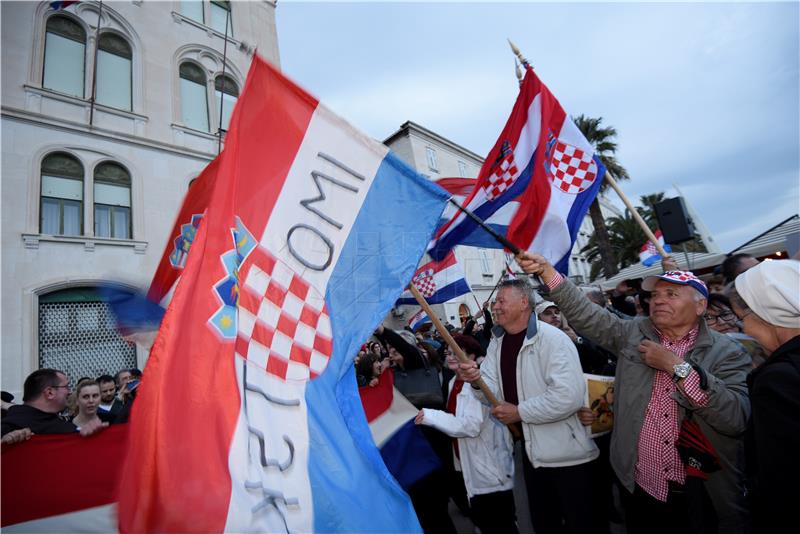 Prosvjed građanske inicijative 'Hrvatska protiv Istanbulske konvencije' na splitskoj Rivi