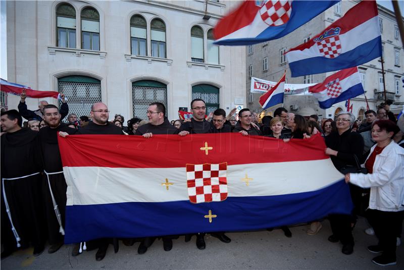 Prosvjed građanske inicijative 'Hrvatska protiv Istanbulske konvencije' na splitskoj Rivi