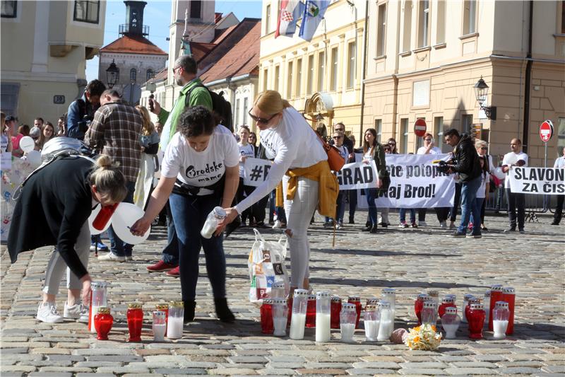 Prosvjed građana Slavonskoga Broda na Markovu trgu