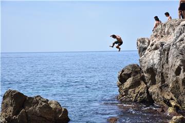 Kupači na dubrovačkim plažama Porporela i Banje