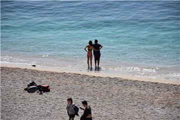 Kupači na dubrovačkim plažama Porporela i Banje