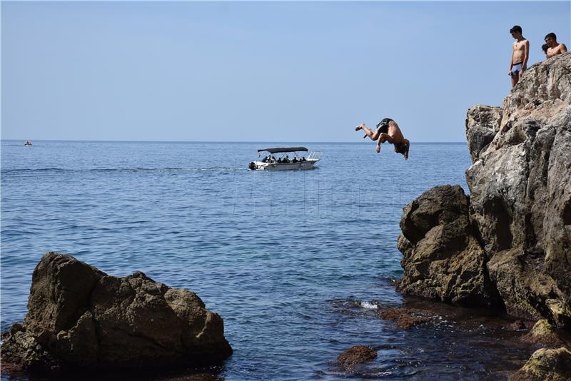 Kupači na dubrovačkim plažama Porporela i Banje