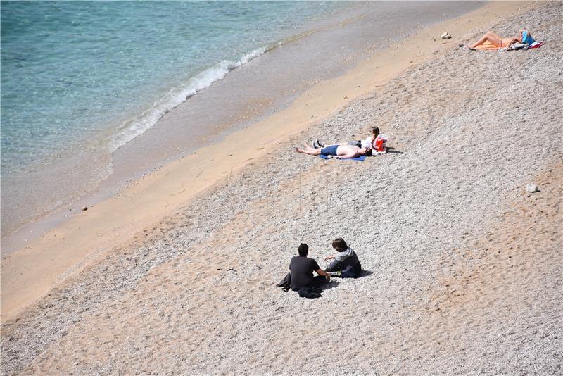 Kupači na dubrovačkim plažama Porporela i Banje