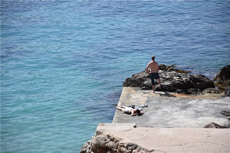 Kupači na dubrovačkim plažama Porporela i Banje