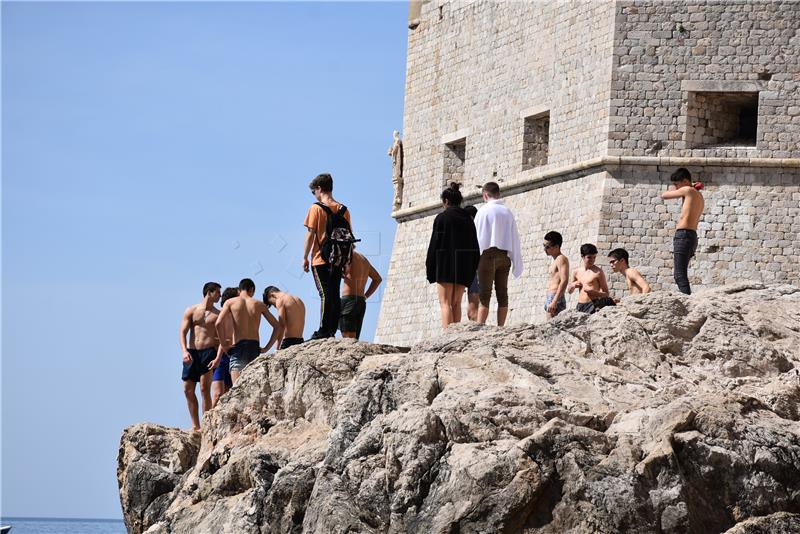 Kupači na dubrovačkim plažama Porporela i Banje