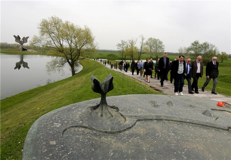 Komemoracija žrtvama logora Jasenovac kod skulpture "Cvijet" u Spomen Parku Jasenovac