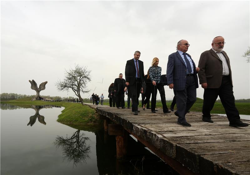 Komemoracija žrtvama logora Jasenovac kod skulpture "Cvijet" u Spomen Parku Jasenovac