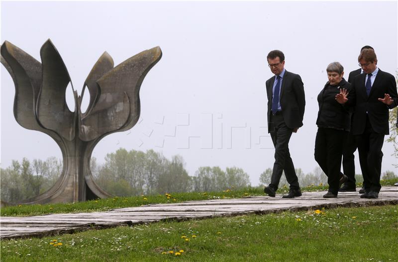 Komemoracija žrtvama logora Jasenovac kod skulpture "Cvijet" u Spomen Parku Jasenovac