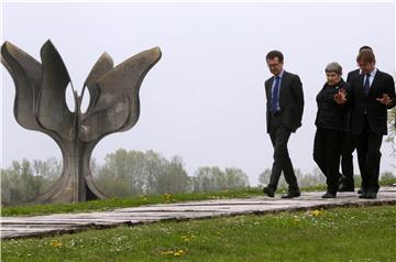 Komemoracija žrtvama logora Jasenovac kod skulpture "Cvijet" u Spomen Parku Jasenovac