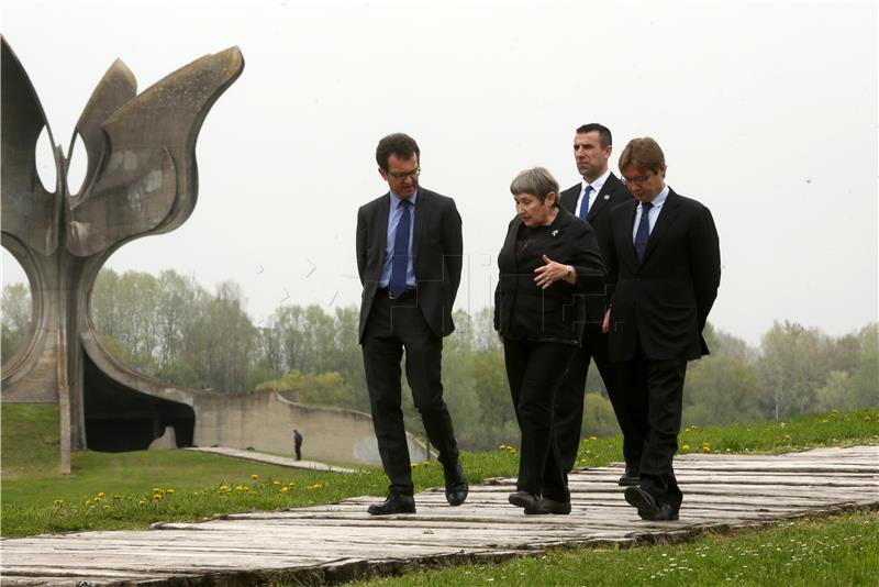 Komemoracija žrtvama logora Jasenovac kod skulpture "Cvijet" u Spomen Parku Jasenovac