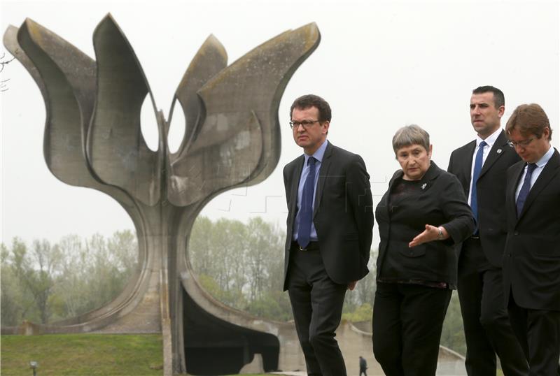 Komemoracija žrtvama logora Jasenovac kod skulpture "Cvijet" u Spomen Parku Jasenovac