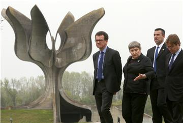 Komemoracija žrtvama logora Jasenovac kod skulpture "Cvijet" u Spomen Parku Jasenovac