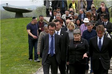 Komemoracija žrtvama logora Jasenovac kod skulpture "Cvijet" u Spomen Parku Jasenovac