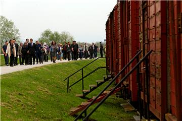 Komemoracija žrtvama logora Jasenovac kod skulpture "Cvijet" u Spomen Parku Jasenovac