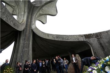 Komemoracija žrtvama logora Jasenovac kod skulpture "Cvijet" u Spomen Parku Jasenovac