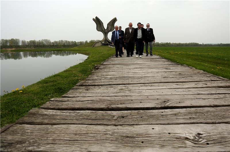 Komemoracija žrtvama logora Jasenovac kod skulpture "Cvijet" u Spomen Parku Jasenovac