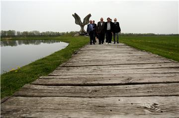 Komemoracija žrtvama logora Jasenovac kod skulpture "Cvijet" u Spomen Parku Jasenovac