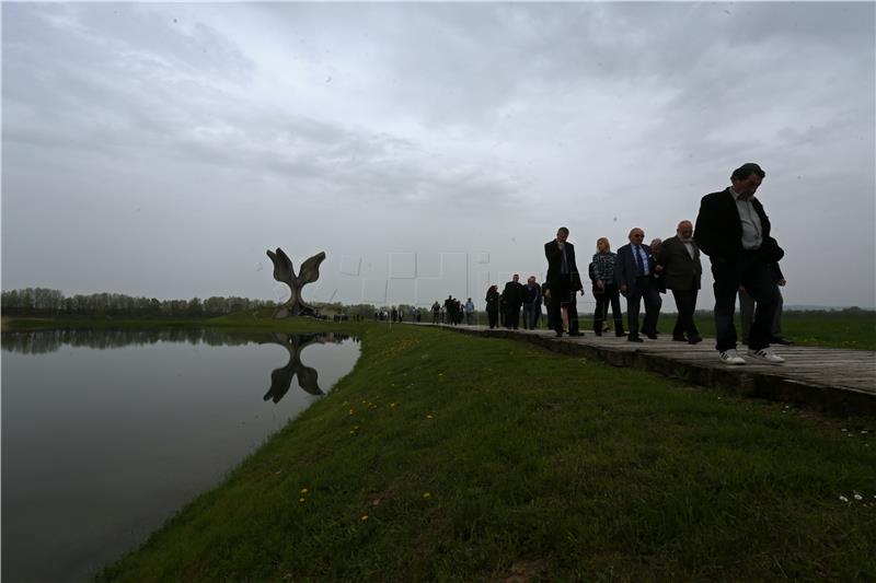 Komemoracija žrtvama logora Jasenovac kod skulpture "Cvijet" u Spomen Parku Jasenovac