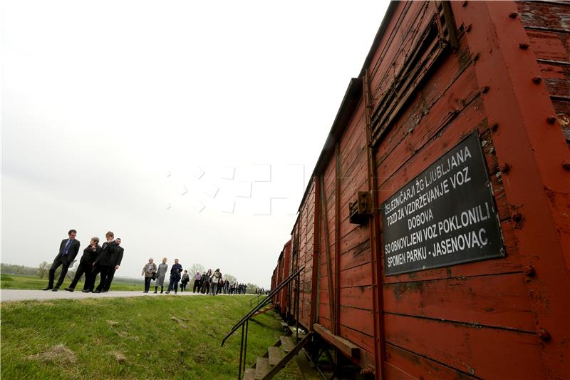 Komemoracija žrtvama logora Jasenovac kod skulpture "Cvijet" u Spomen Parku Jasenovac