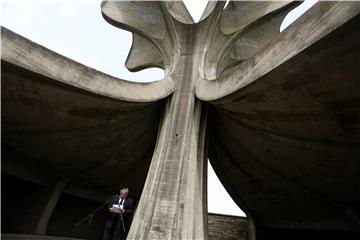 Komemoracija žrtvama logora Jasenovac kod skulpture "Cvijet" u Spomen Parku Jasenovac